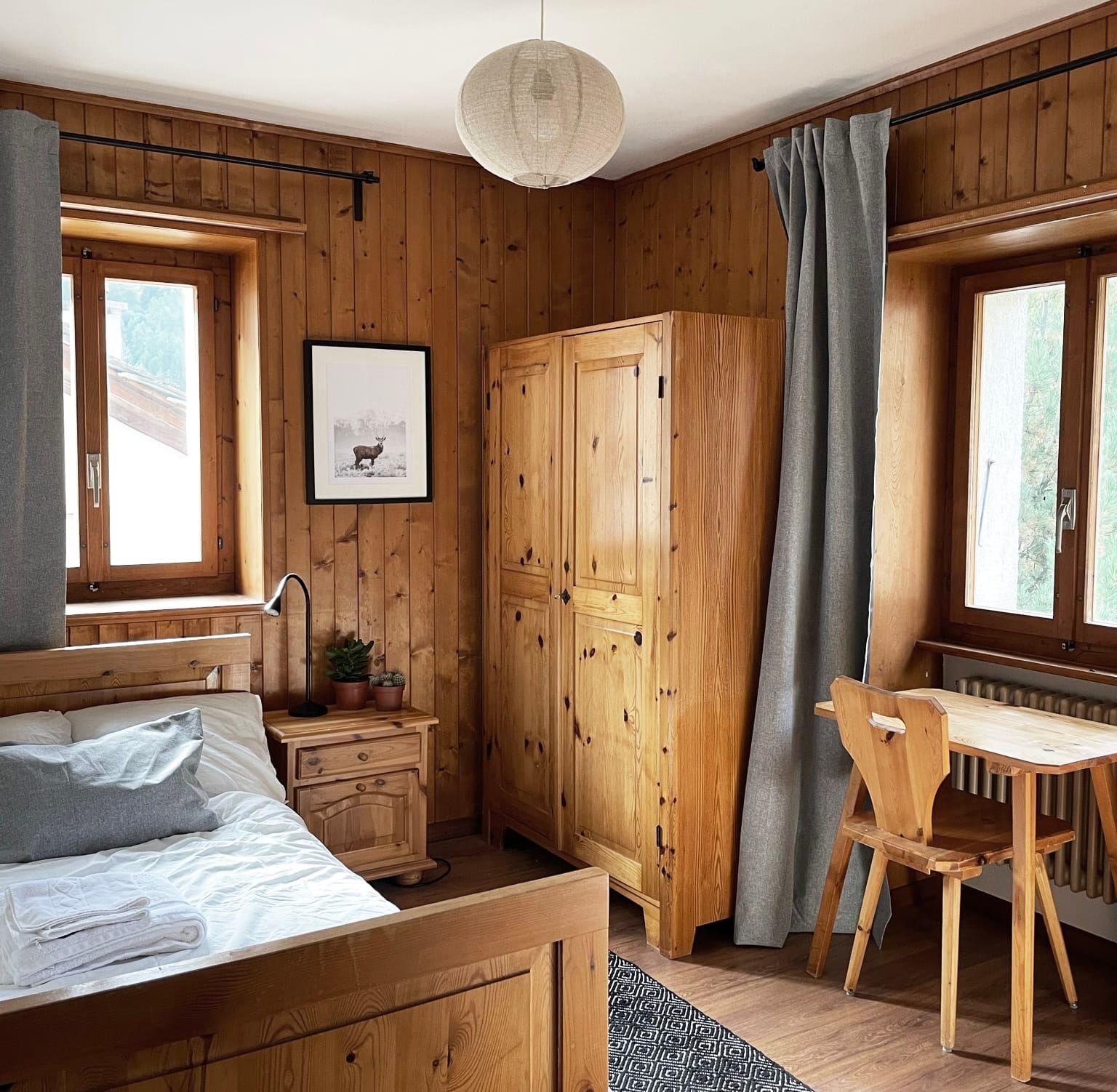 The budget single room with shared bathroom at Alpiness coliving, about 9 sqm with desk and wardrobe.