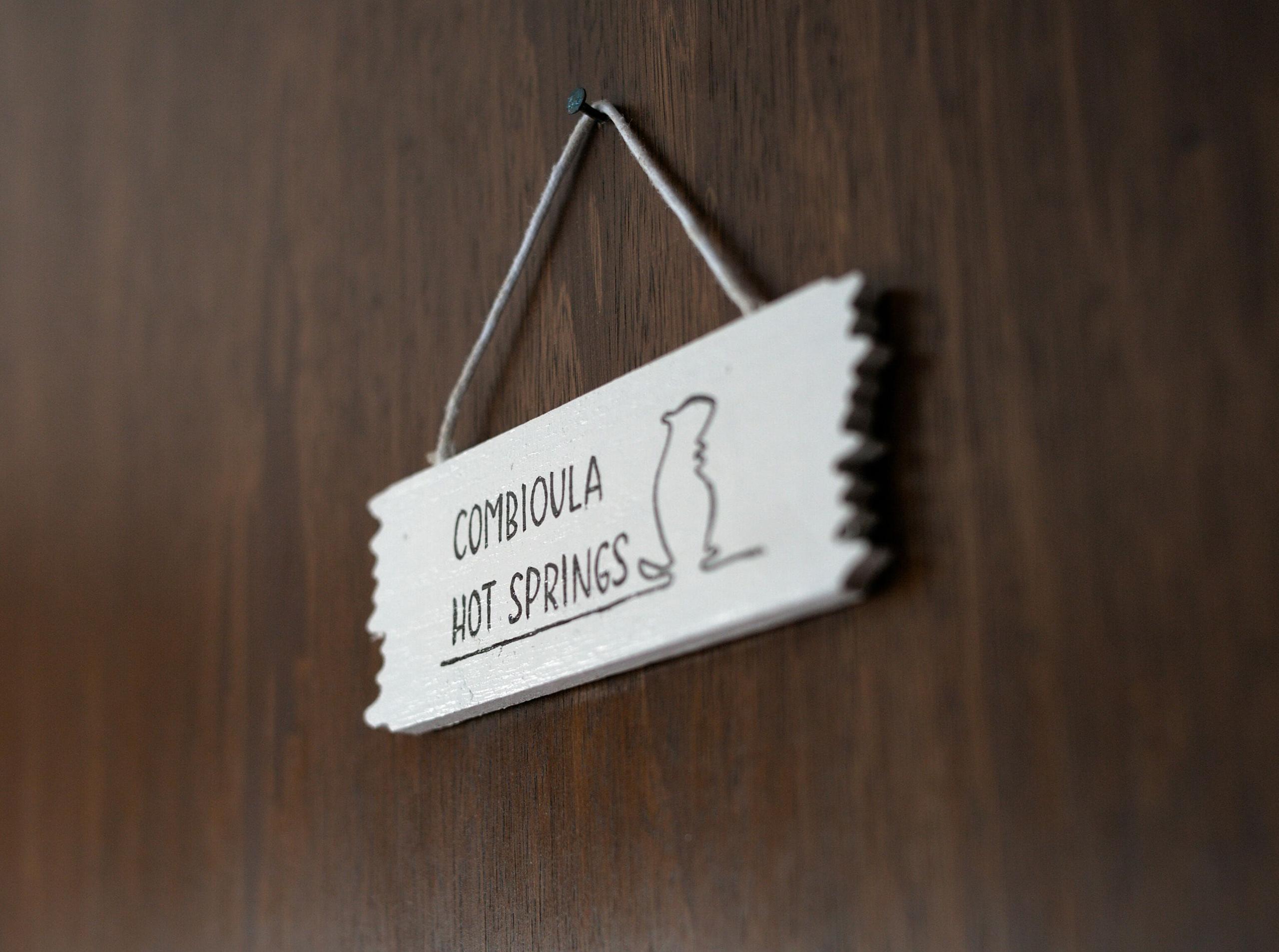 A bedroom at Alpiness coliving (Combioula room) with bed, desk, and mountain view.