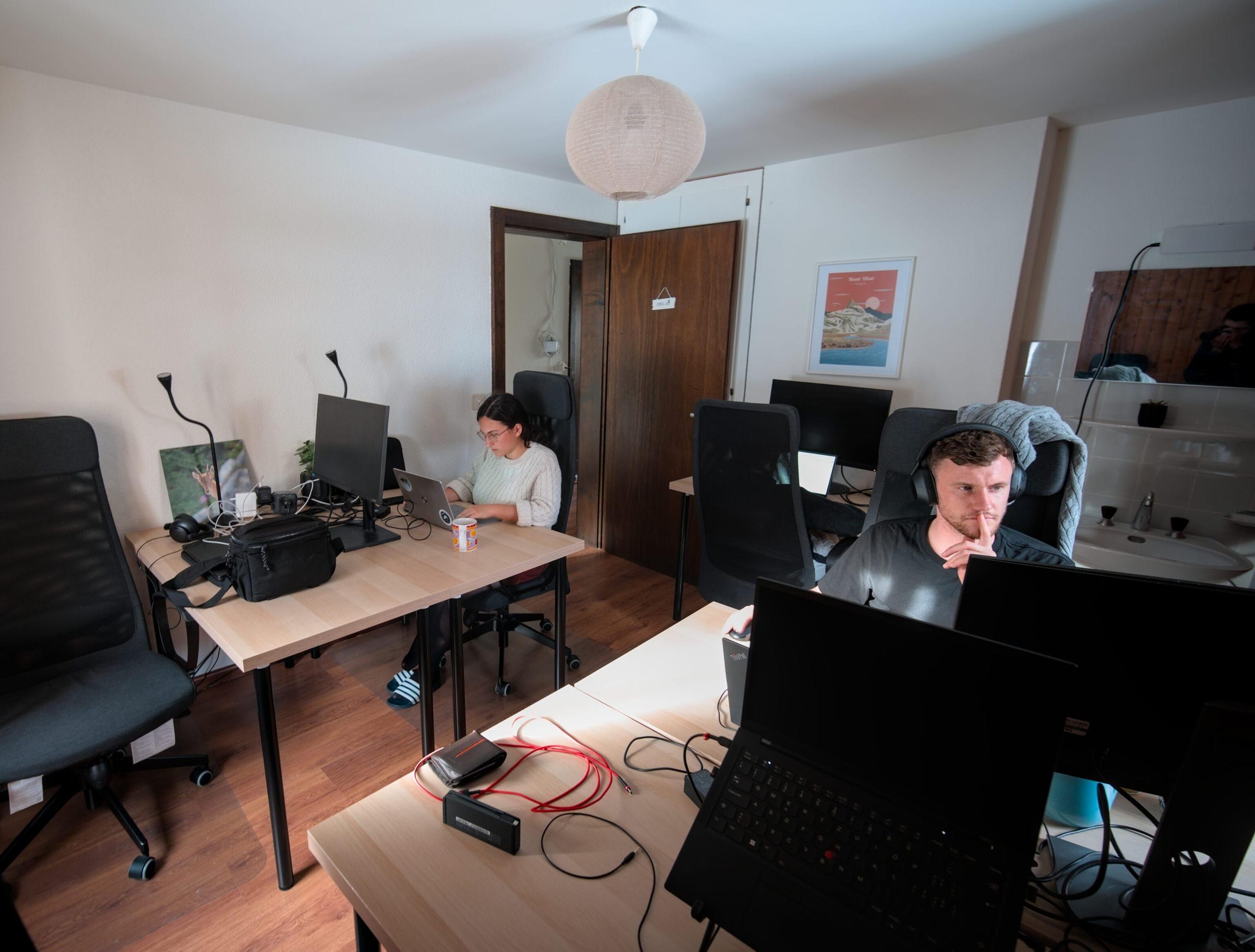 Another view of the coworking space at Alpiness coliving.