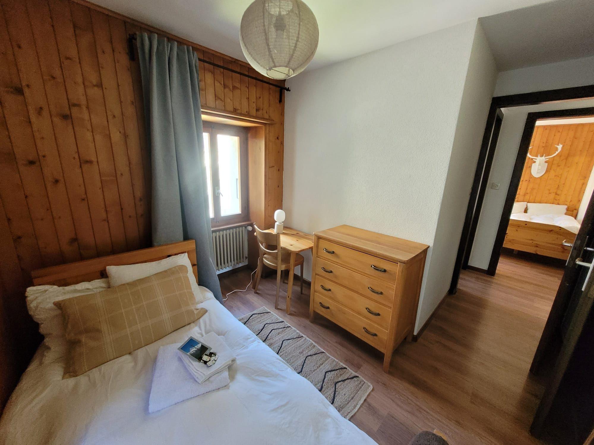 The single room with ensuite bathroom at Alpiness coliving.