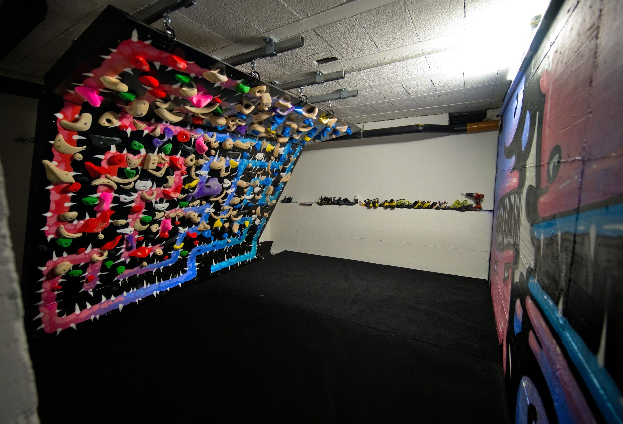 The adjustable spray wall in the Alpiness bouldering room, with angle adjustable between 15 and 45 degrees.