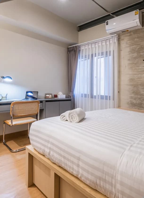 Ensuite Single room with queen bed, desk, chair and window