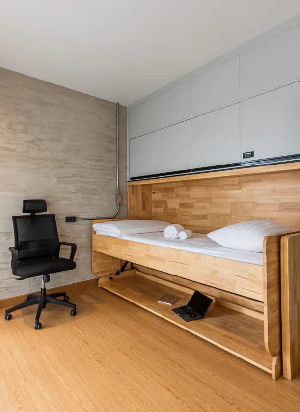 Flexie Plus room with convertible single bed and ergonomic chair