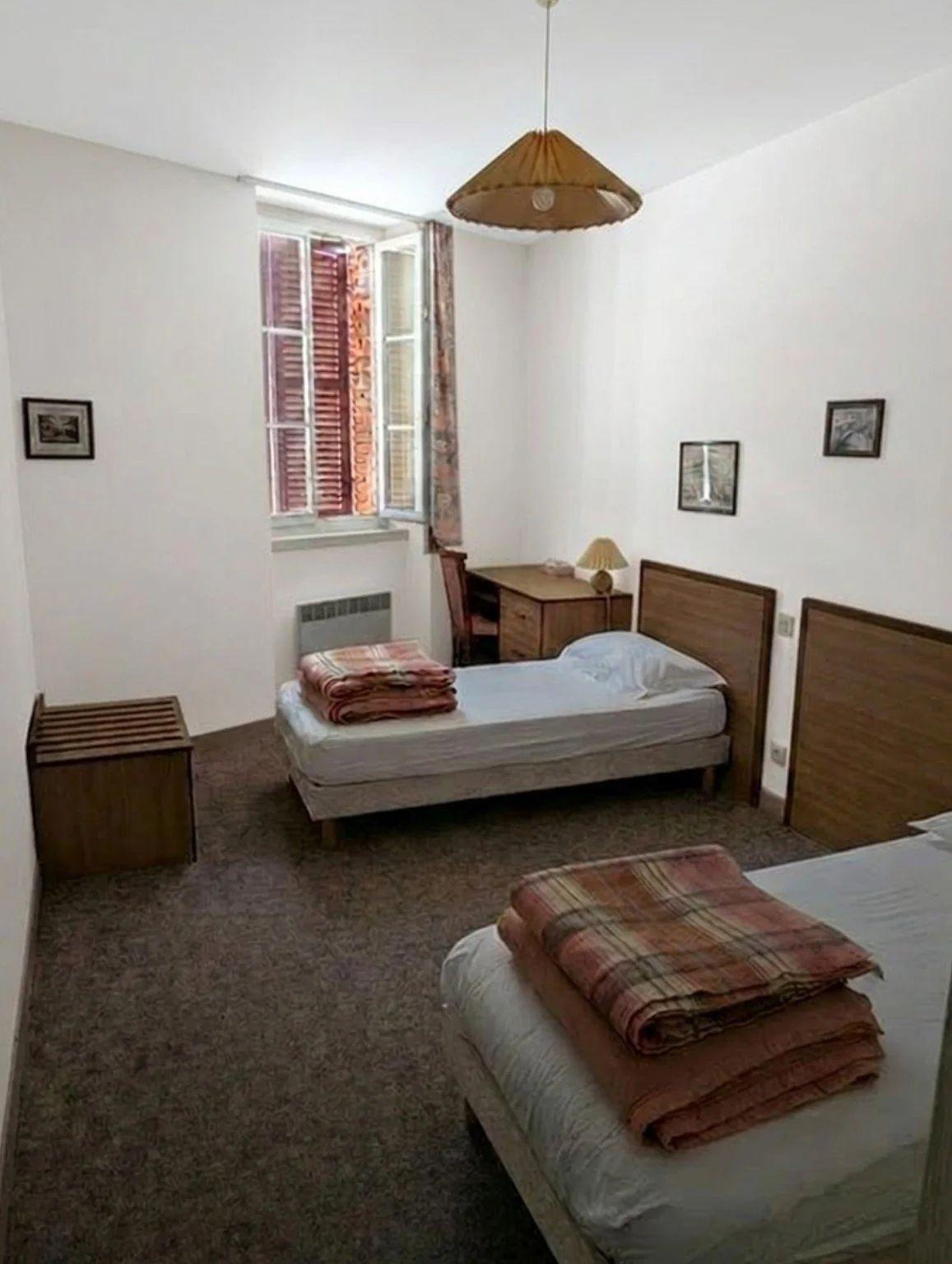 Shared room with 2 single beds