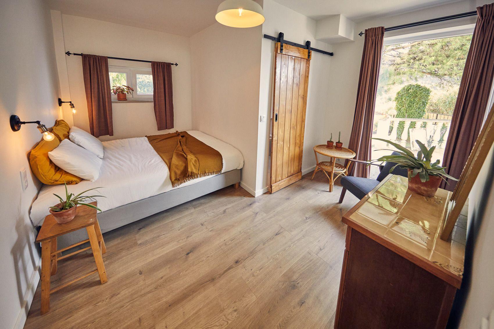 The Snug Pine room overview