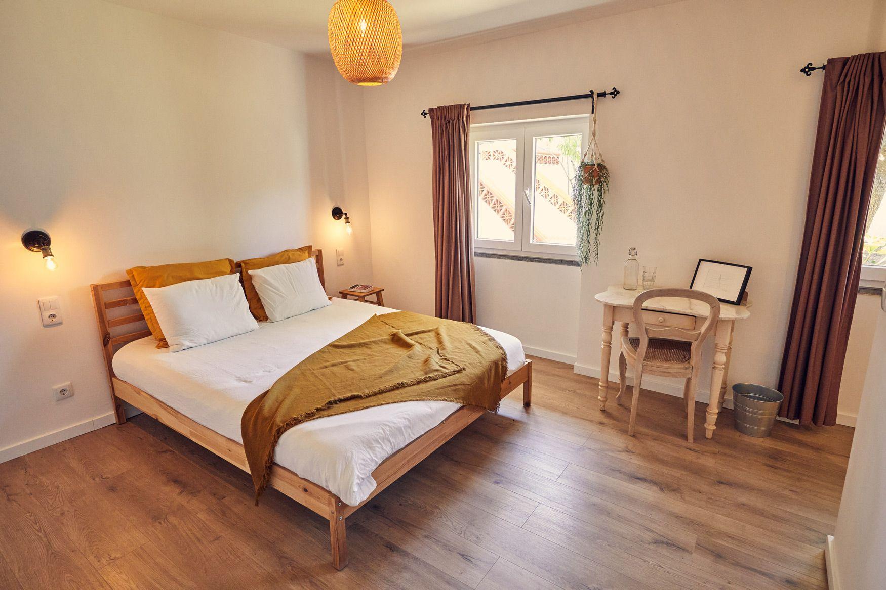 The Fruity Garden room with queensize bed and desk