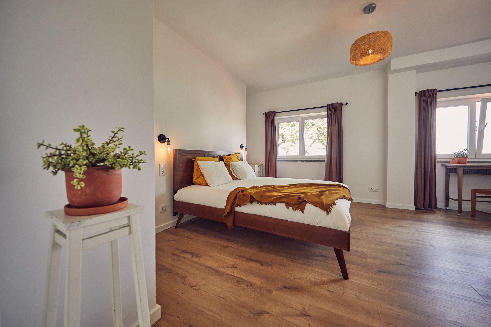 The Spacious Valley room with kingsize bed and entrance