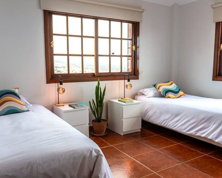 Comfortable room with two single beds to get the best prices on coliving in Tenerife