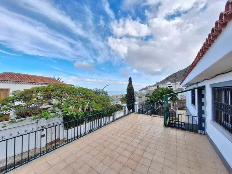 Terrace with sea views