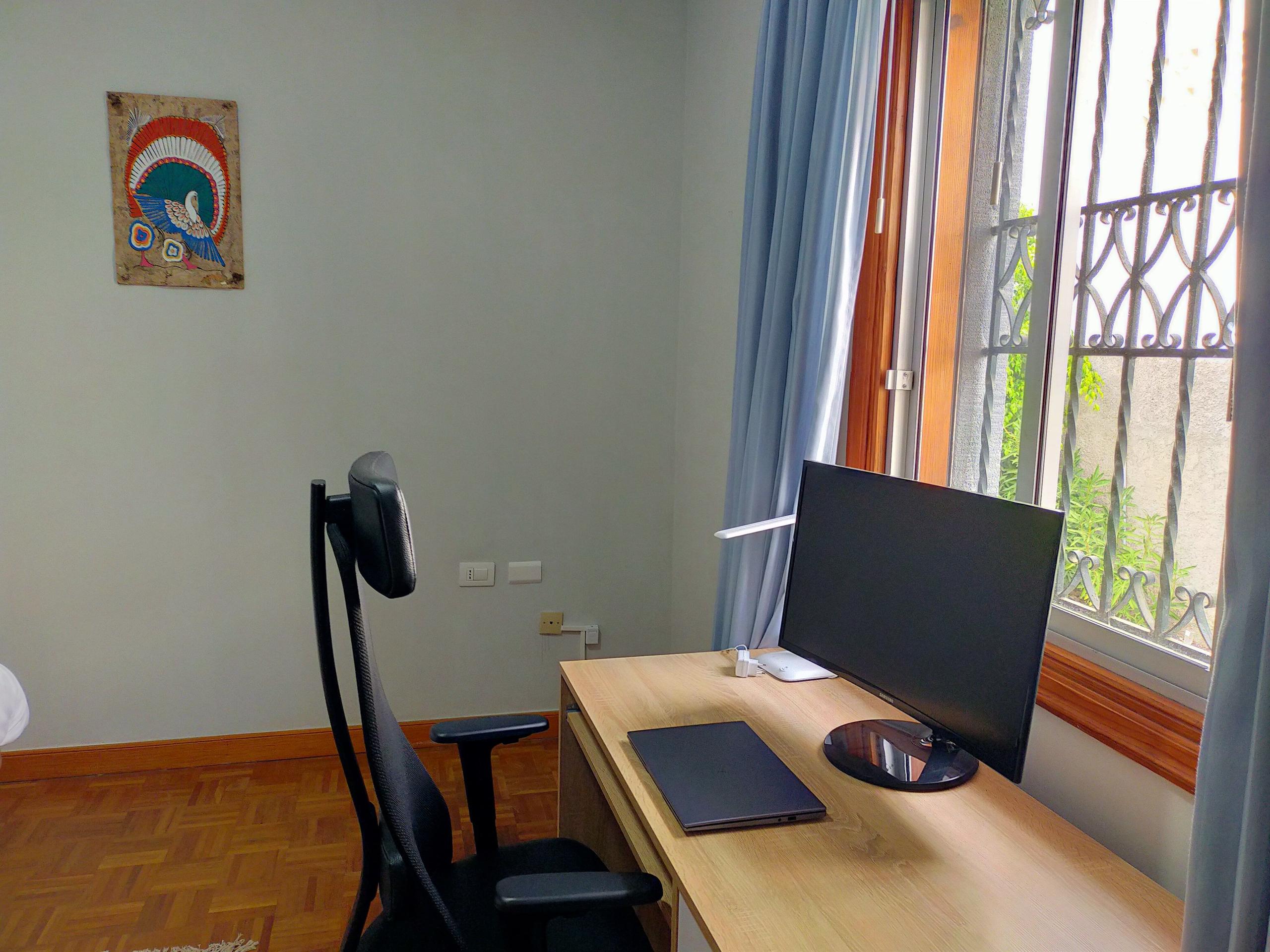 Papaya Suite - study desk
