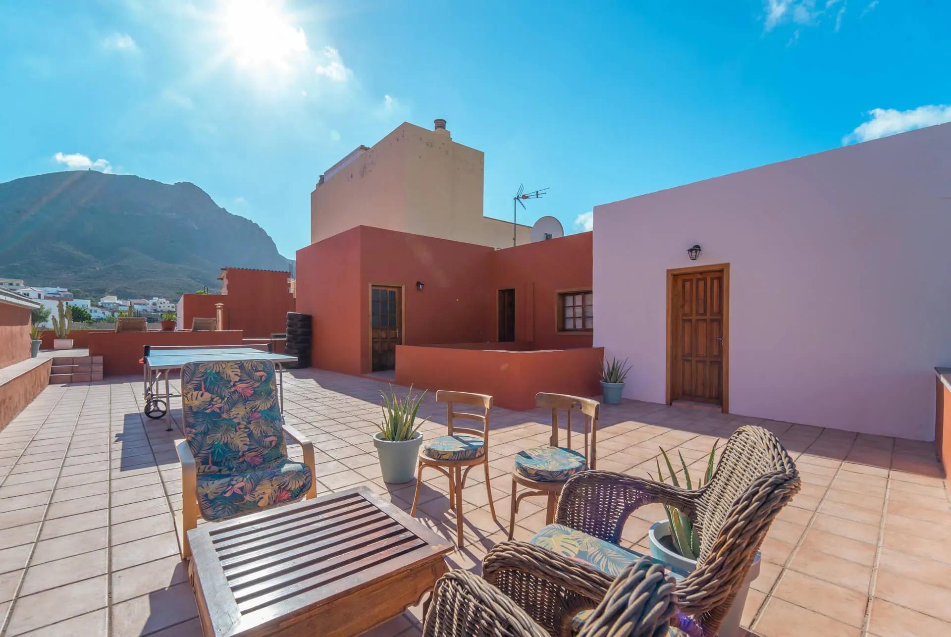 The lounge area, ping pong table and yoga/workout area on the rooftop of Cactus Coliving Tenerife-