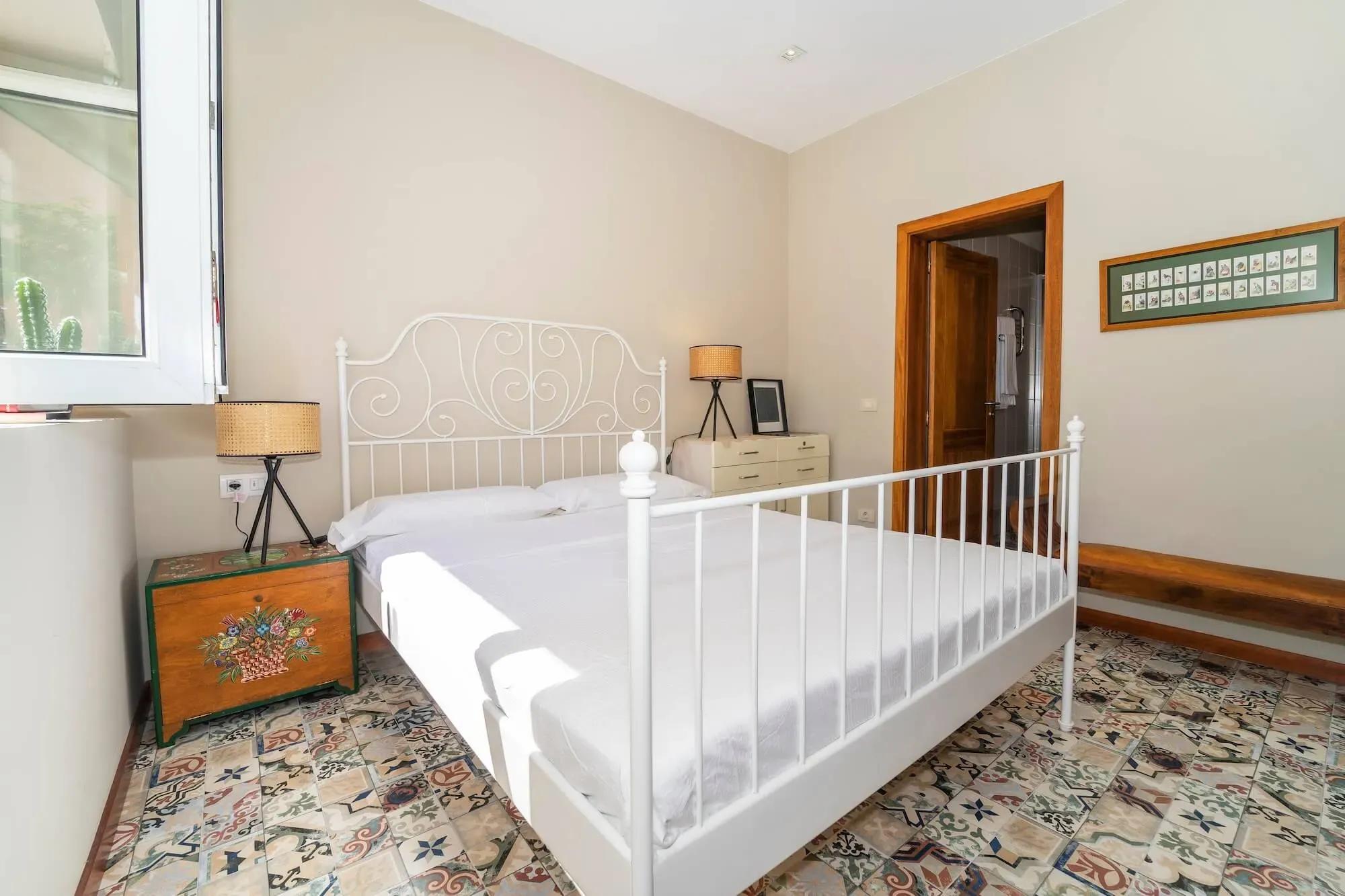 Welcoming cozy private room at Cactus Coliving Tenerife.