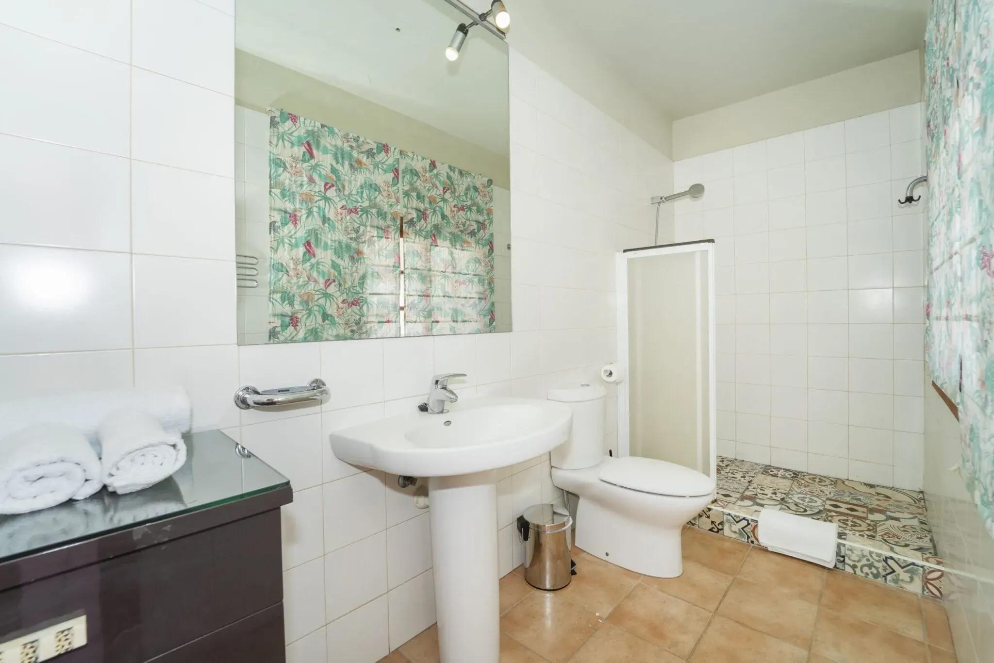 Spacious modern shared bathroom at Cactus Coliving Tenerife.