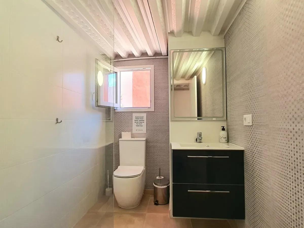 Modern bathroom at Cactus Coliving Tenerife.