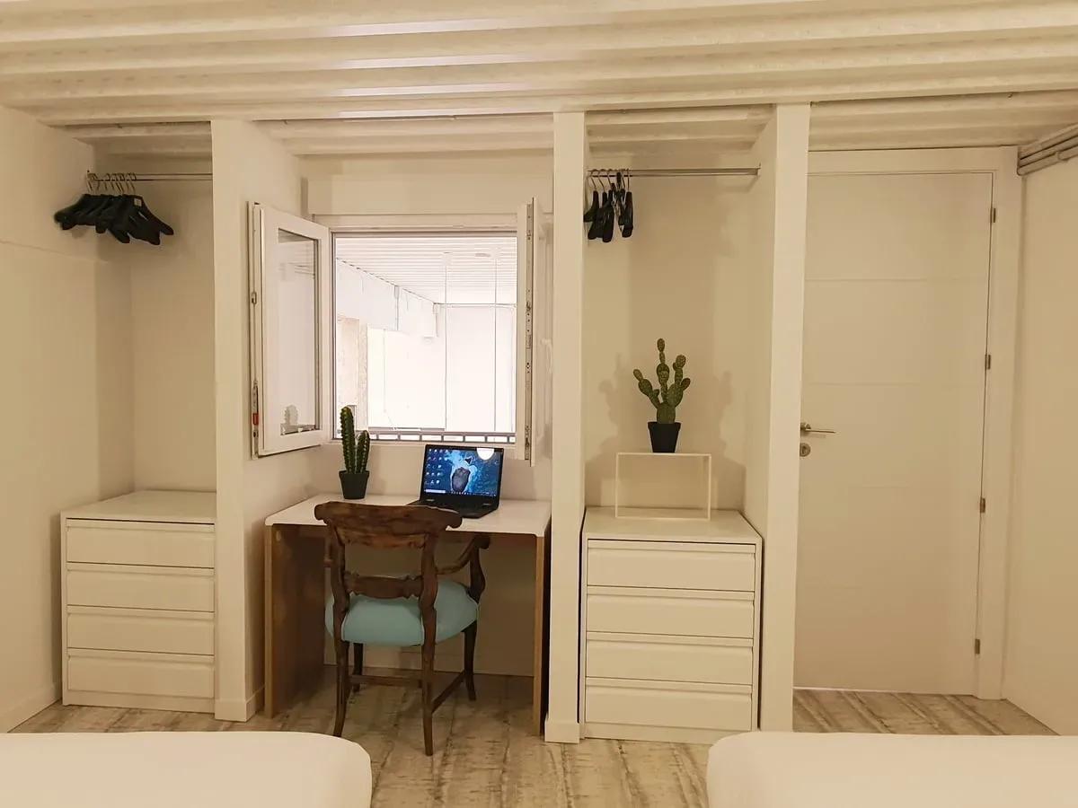 The working area with a desk in one of the rooms at Cactus Coliving, ideal for working remote.