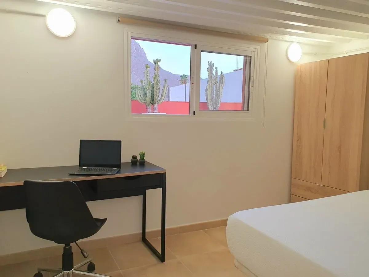 The desk in one of the Double Rooms at Cactus Coliving Tenerife, perfect cozy room for working remote from Tenerife.