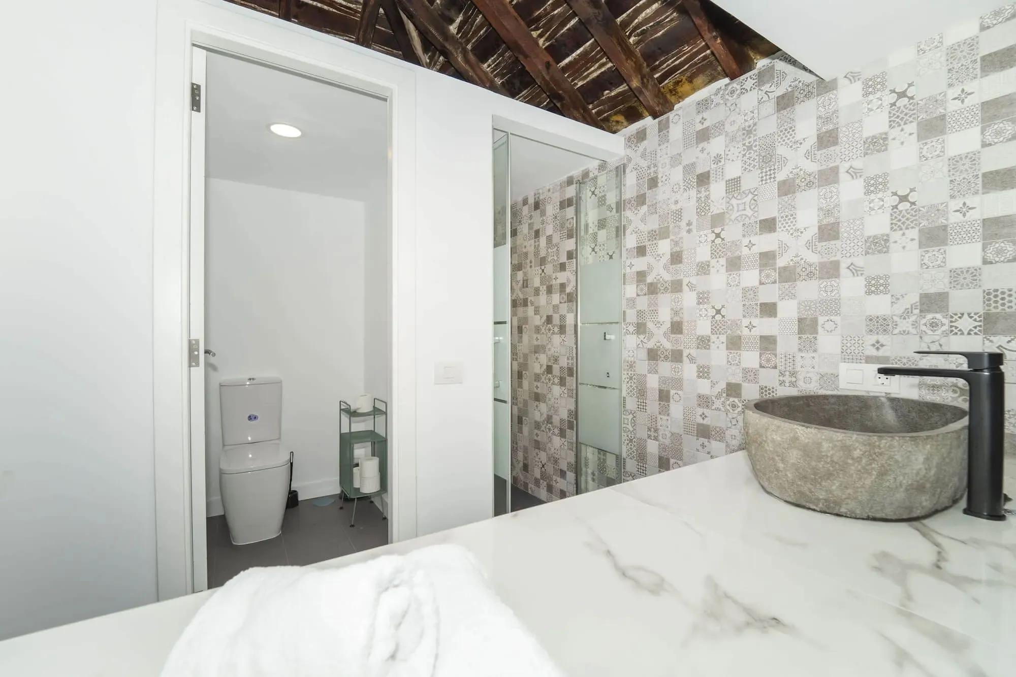 Comfortable bathroom in the large shared room at Cactus Coliving Tenerife