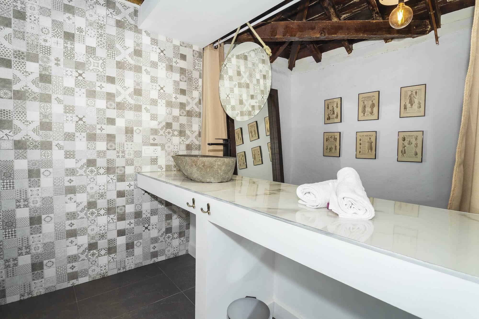 Spacious bathroom in the large shared room at Cactus Coliving Tenerife