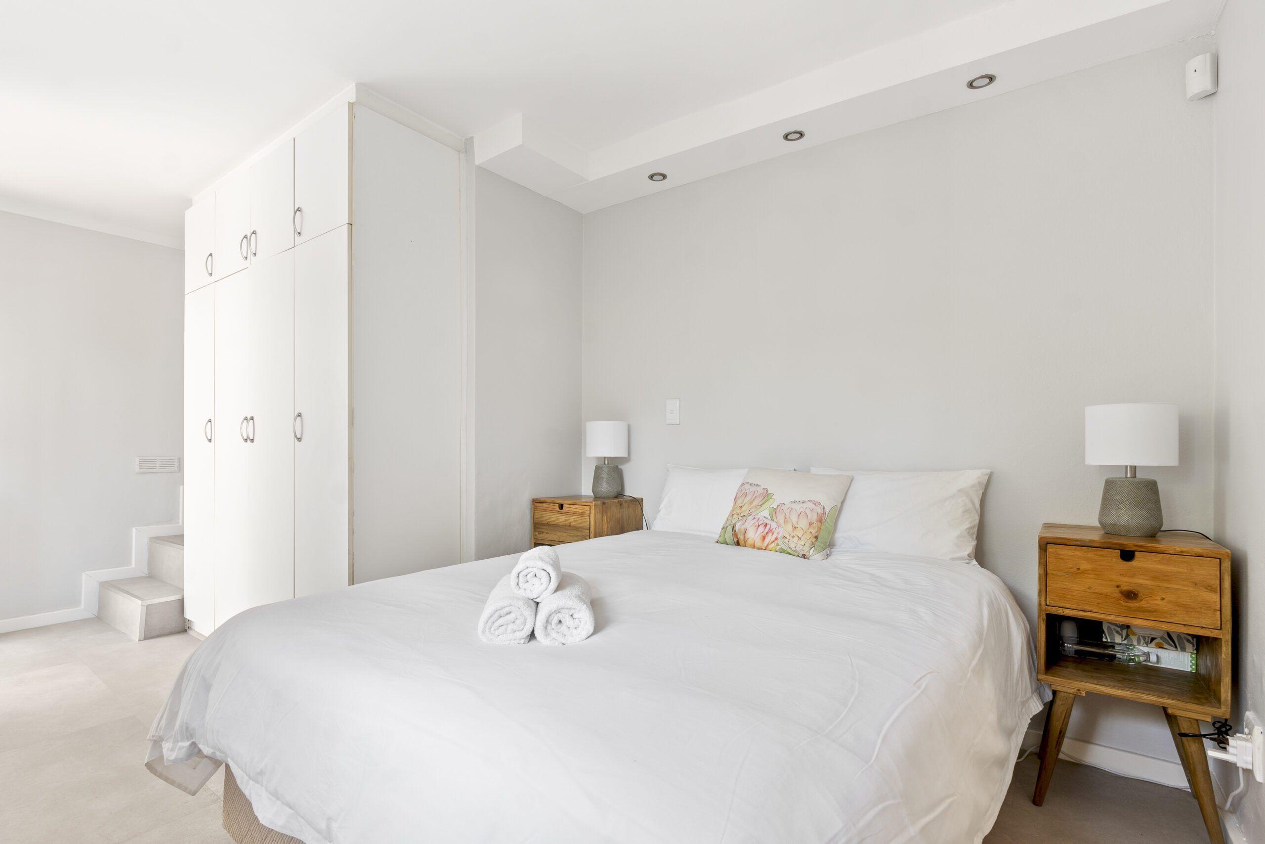 Bedroom of the Cottage Deluxe Apartment with queen-sized bed