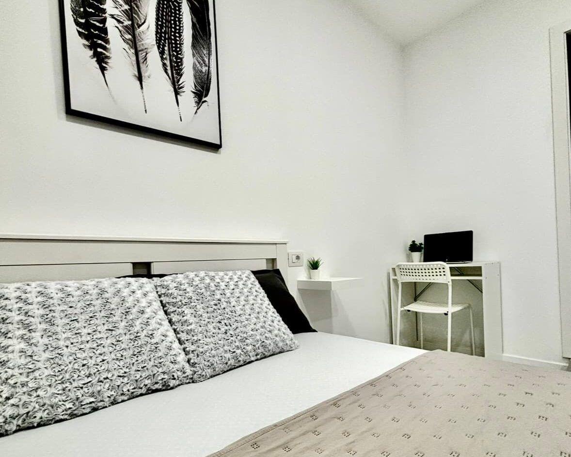 Private room with double bed and ensuite bathroom at Casa Capitán