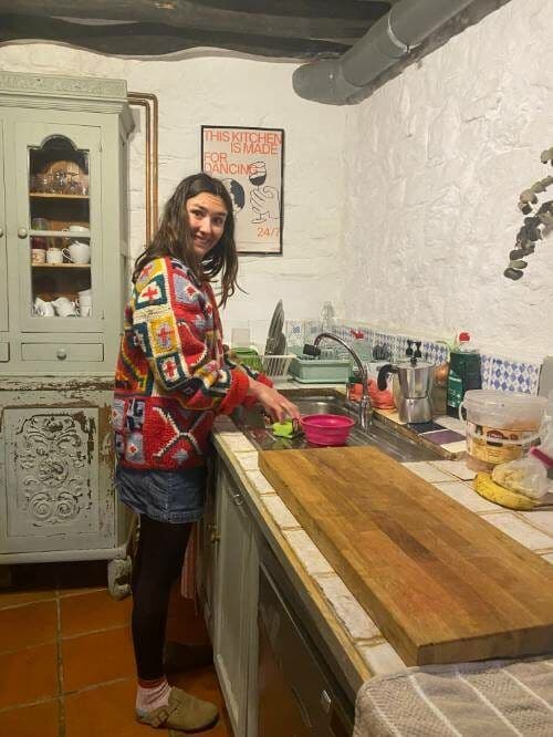 Coliving Casa Pardal living room — a cozy space with a fireplace