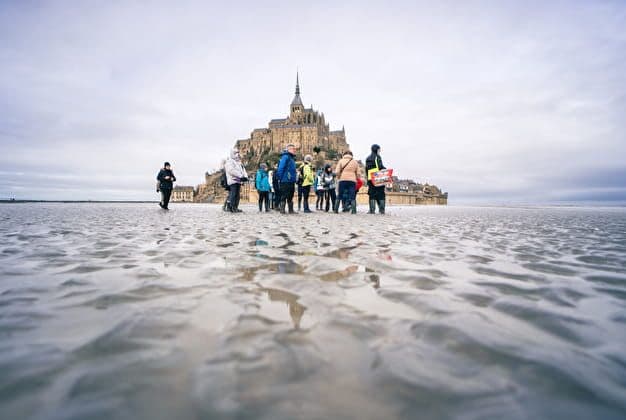 Crossing the bay of Mont Saint-Michel in winter