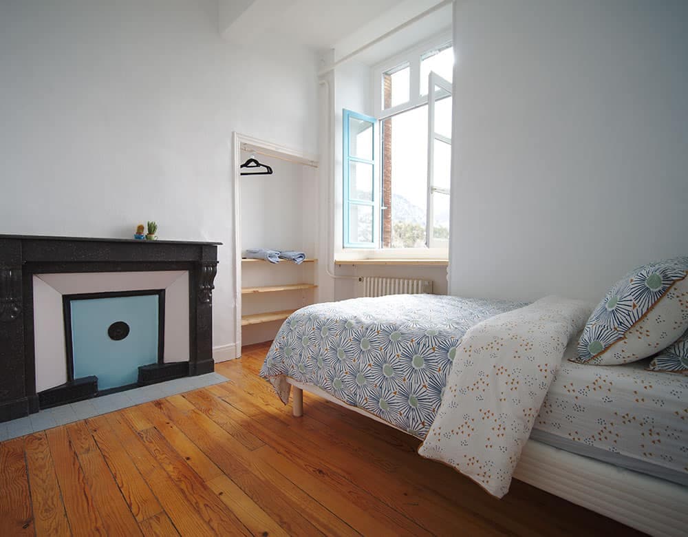 Single bedroom with shared bathroom