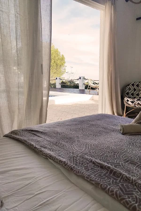 Coliving & Coworking Pool house bed and big window/door sea- and pool view