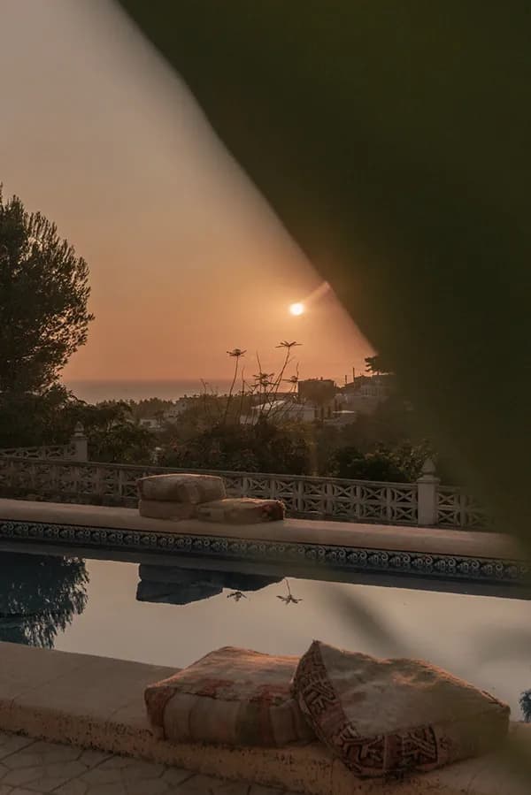 Coliving & Coworking Pool house sea- and pool view sunrise