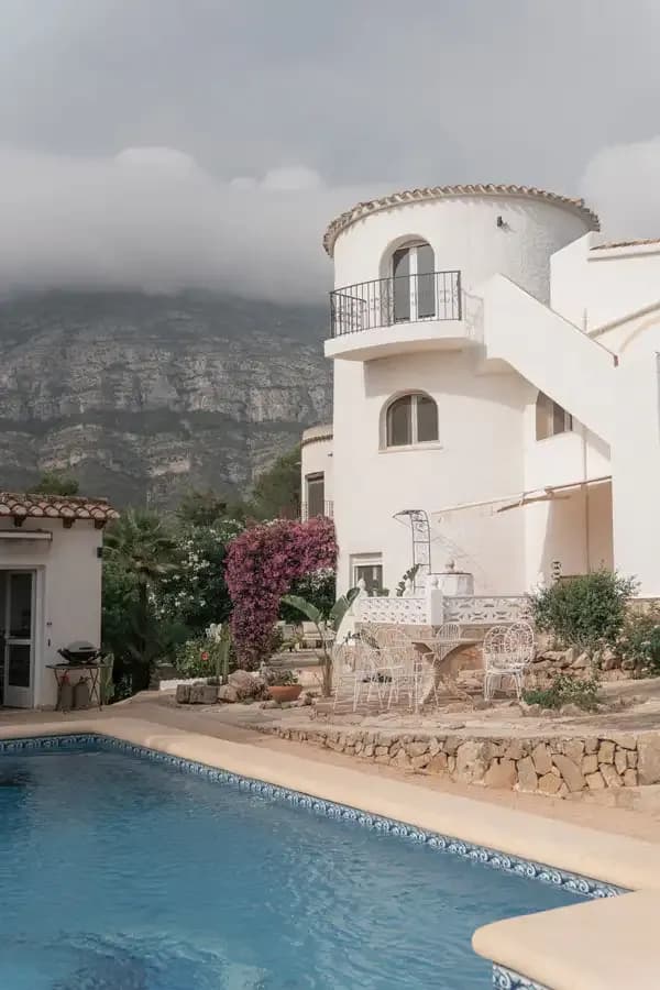 coliving costablanca castillito in front of montgo