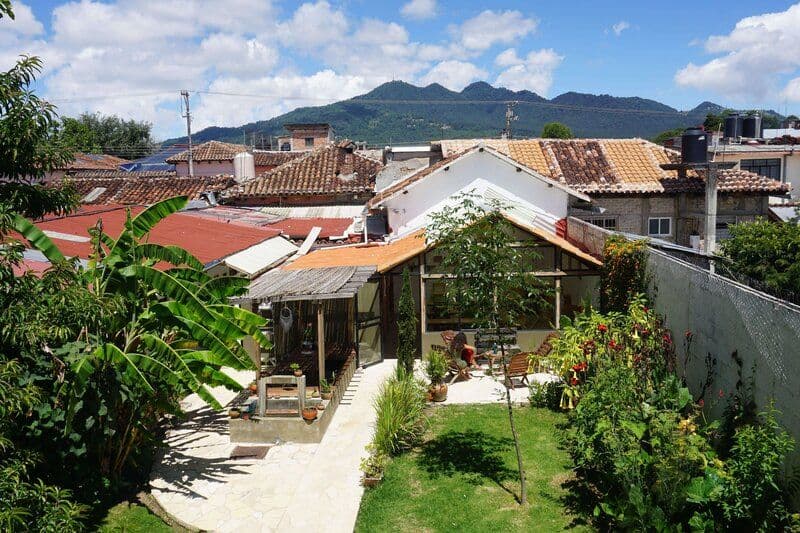 Exterior view of Co404 San Cristóbal garden and greenhouse co-working space