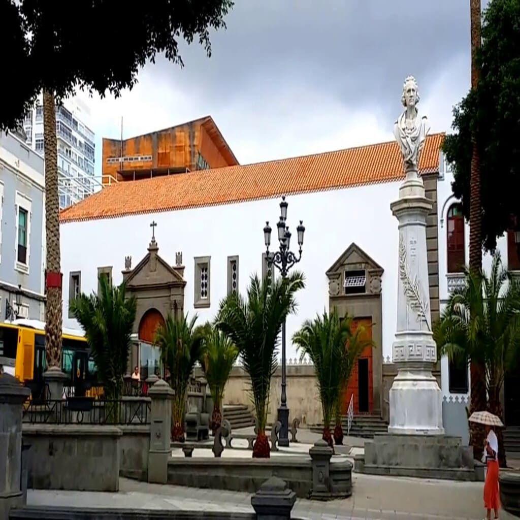 Alameda de Colón, a cultural landmark near Coliving 1907 in Las Palmas de Gran Canaria