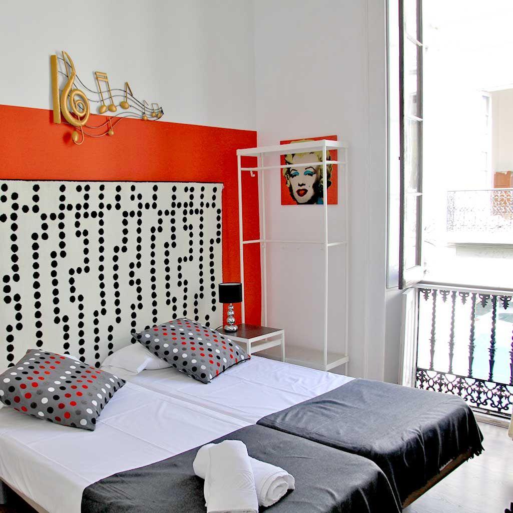18 square meters room with 2 beds of 90 cm, private bathroom inside, first floor with natural light