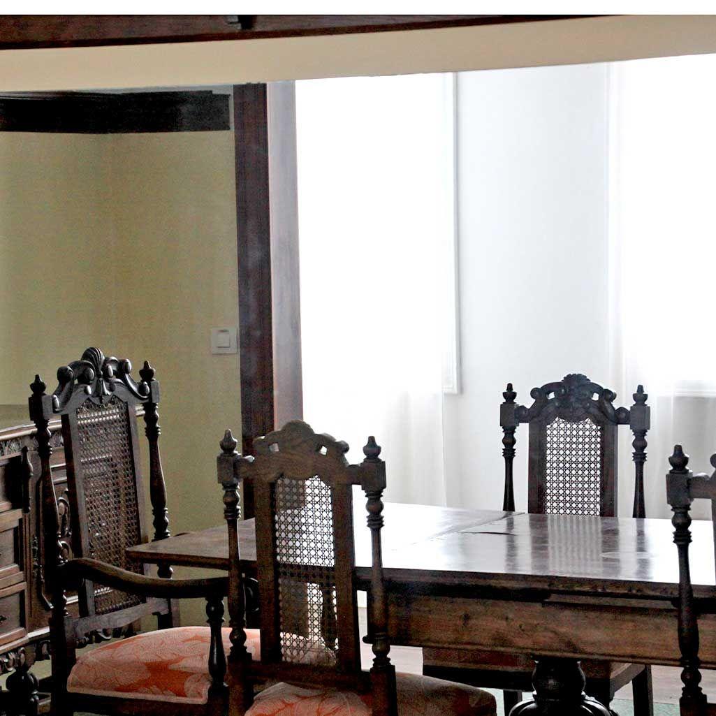 Dining room at Coliving 1907 with a large antique-looking table