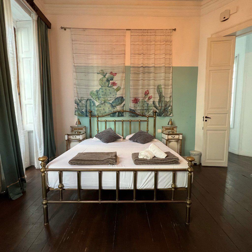 Interior of the Jardín Canario room at Coliving 1907, 24 square meters with 180cm bed and private bathroom inside