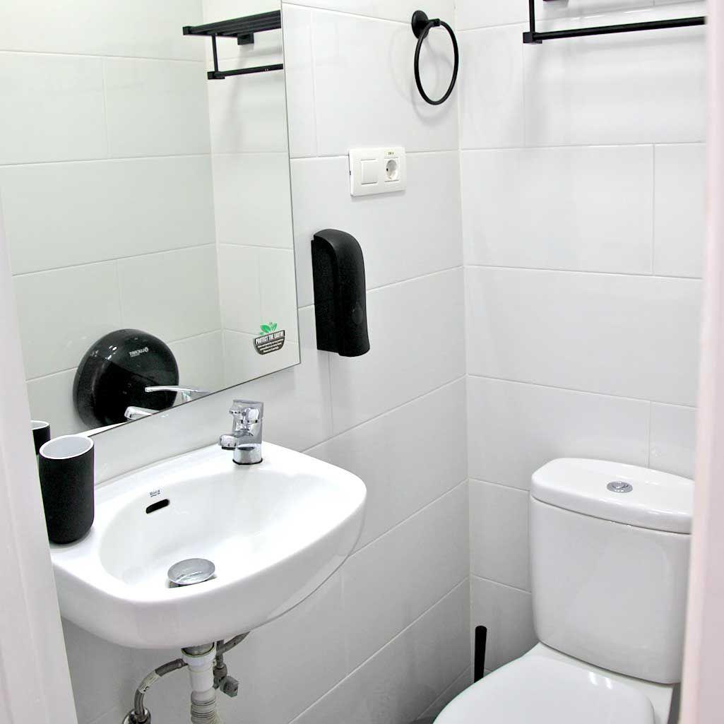 Private bathroom inside Jardín Canario room