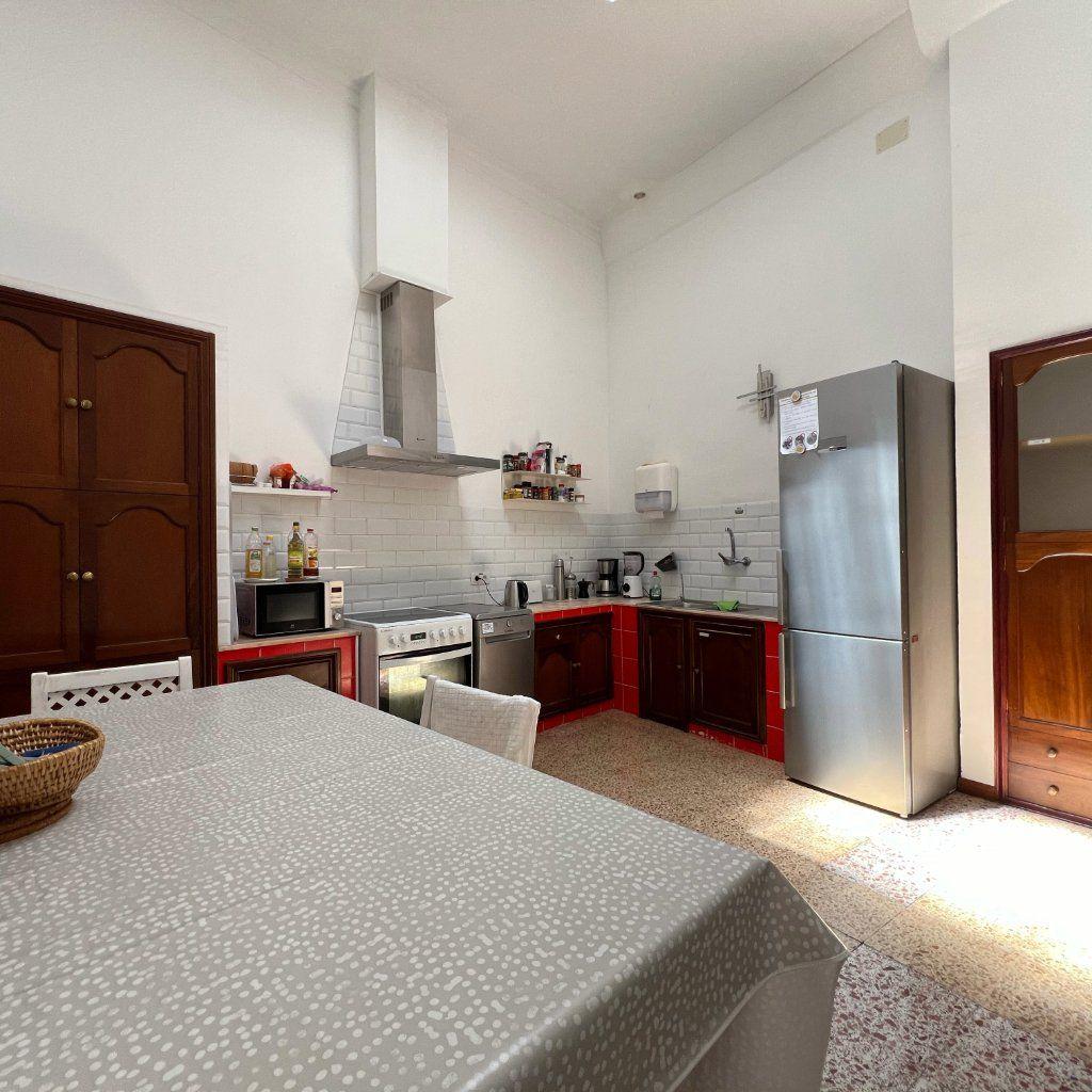 Fully equipped shared kitchen on the first floor of Coliving 1907, with oven, dishwasher, microwave, coffee machine, kettle, two fridges and two freezers