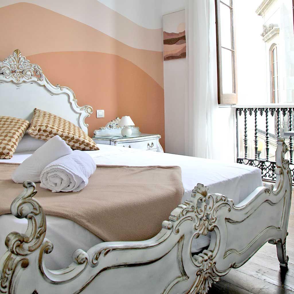 14 square meters room with 135 cm bed, shared bathroom, first floor overlooking pedestrian street with natural light
