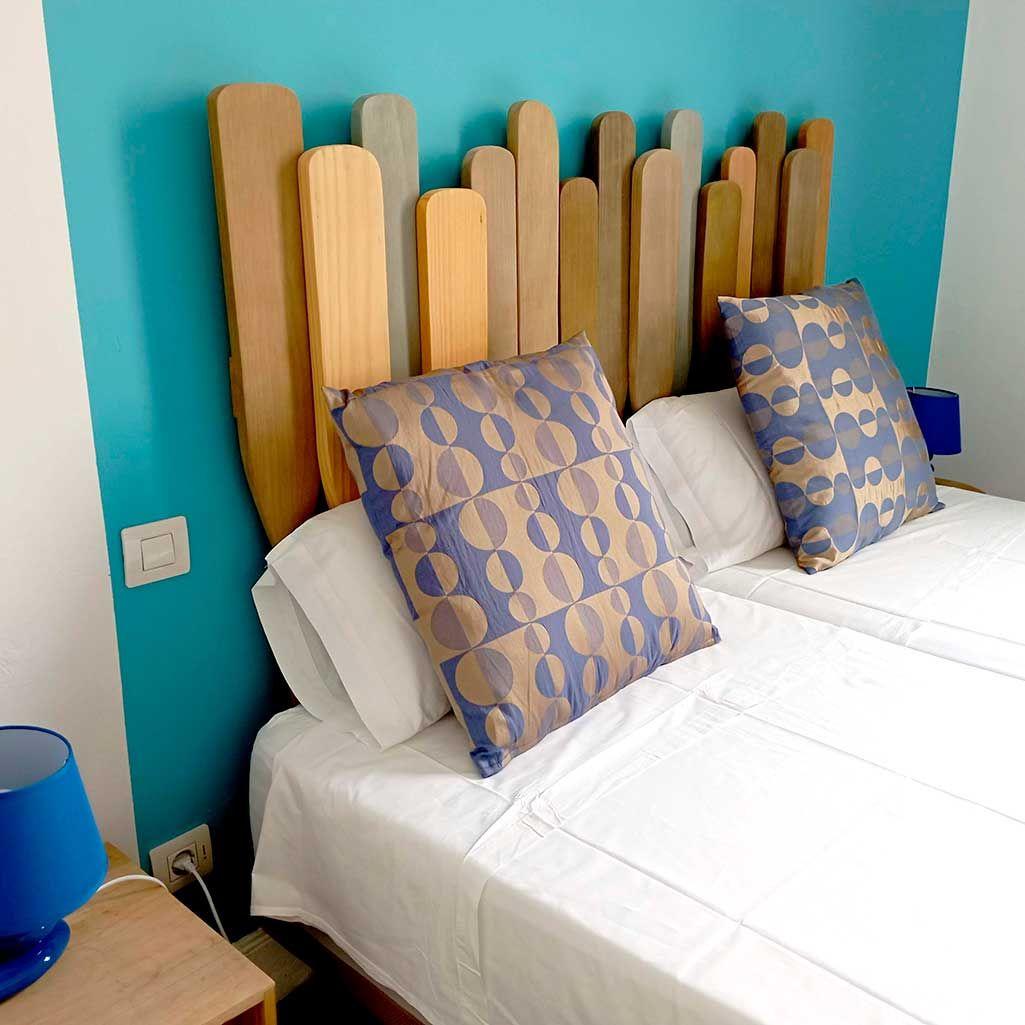 Mogán room with hardwood flooring and large wooden windows