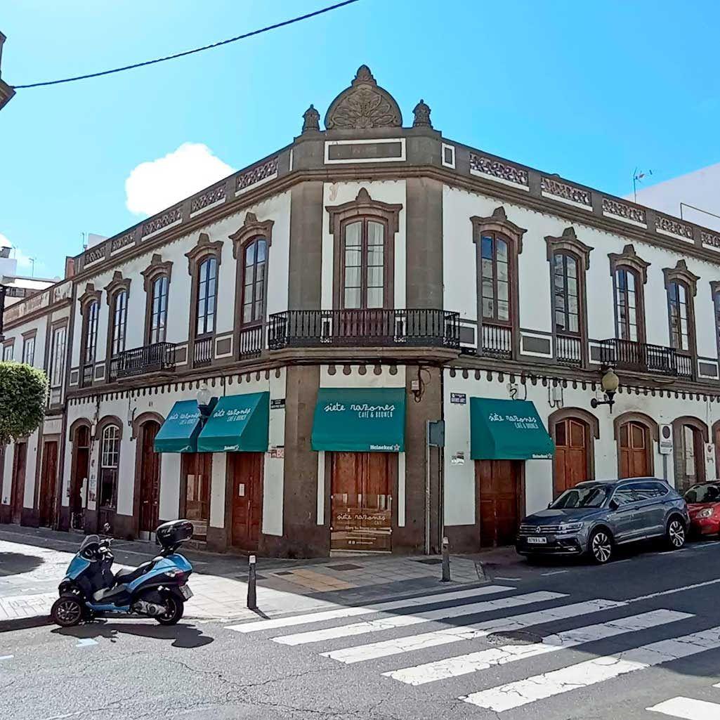 Street-level view of the Coliving 1907 building exterior, a historic corner building in Las Palmas de Gran Canaria