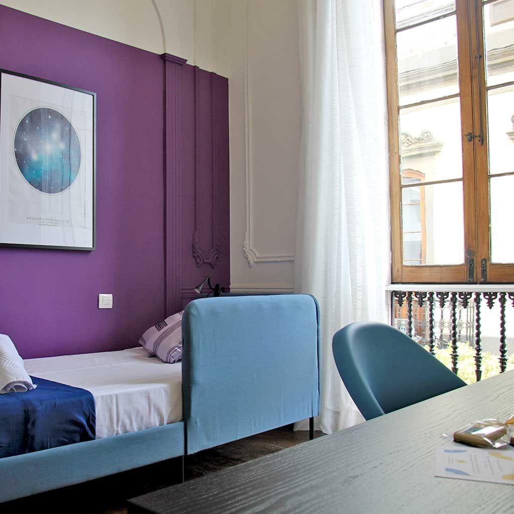 13 square meters room with 90 cm bed, shared bathroom, first floor overlooking pedestrian street with natural light