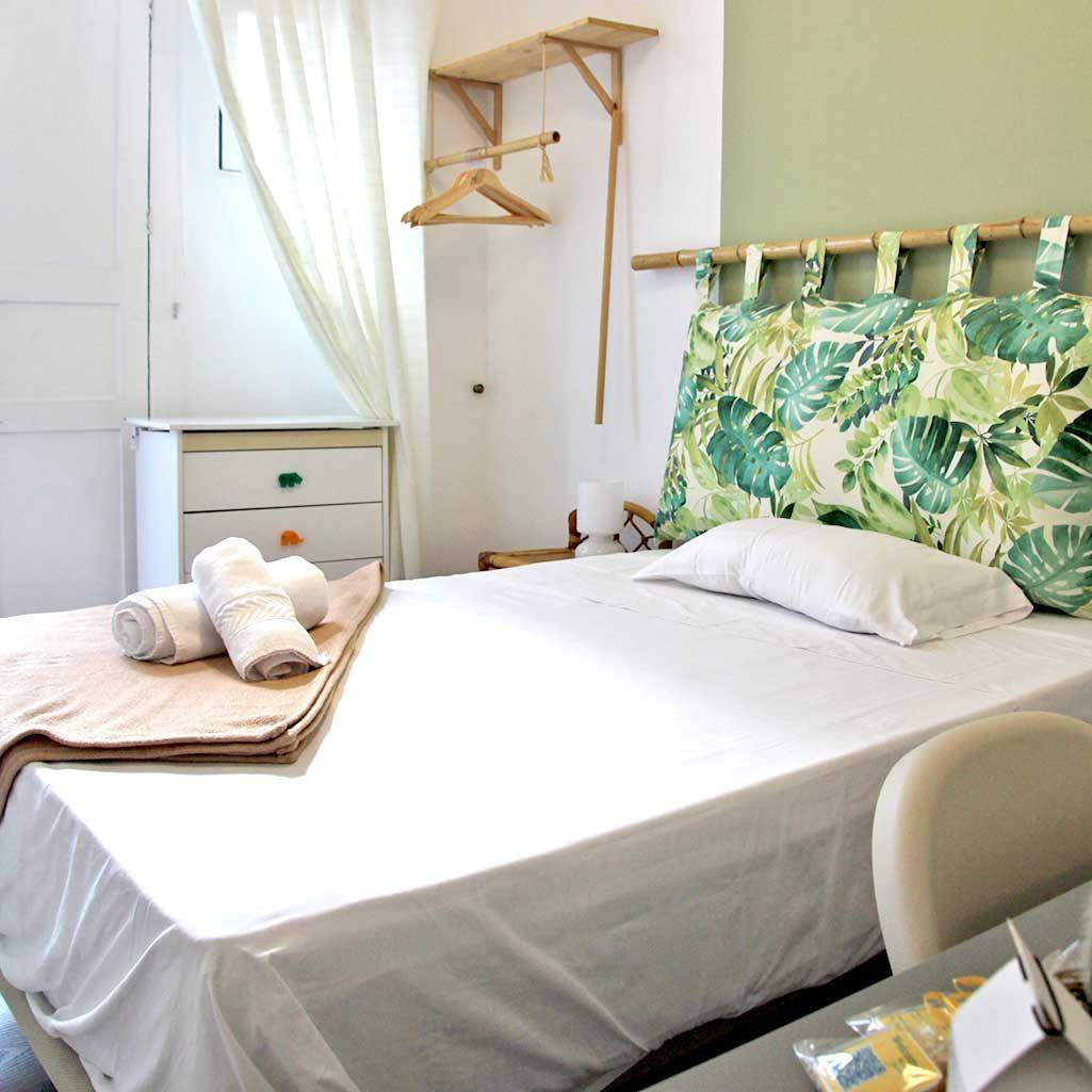 17 square meters room with 135 cm bed, private bathroom inside, ground floor with access to interior patio