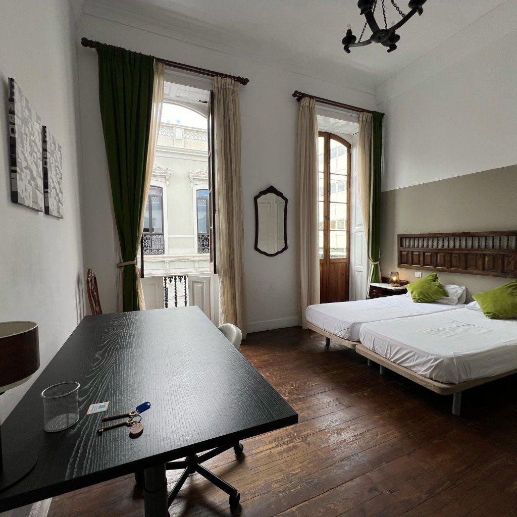 Vegueta room at Coliving 1907 - 18 sqm double room with private bathroom outside, two 90cm beds, first floor
