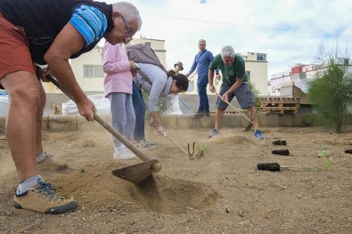 Tree planting in La Isleta, with Jonatan, Rita and their daughter planting native plants in the La Isleta neighborhood