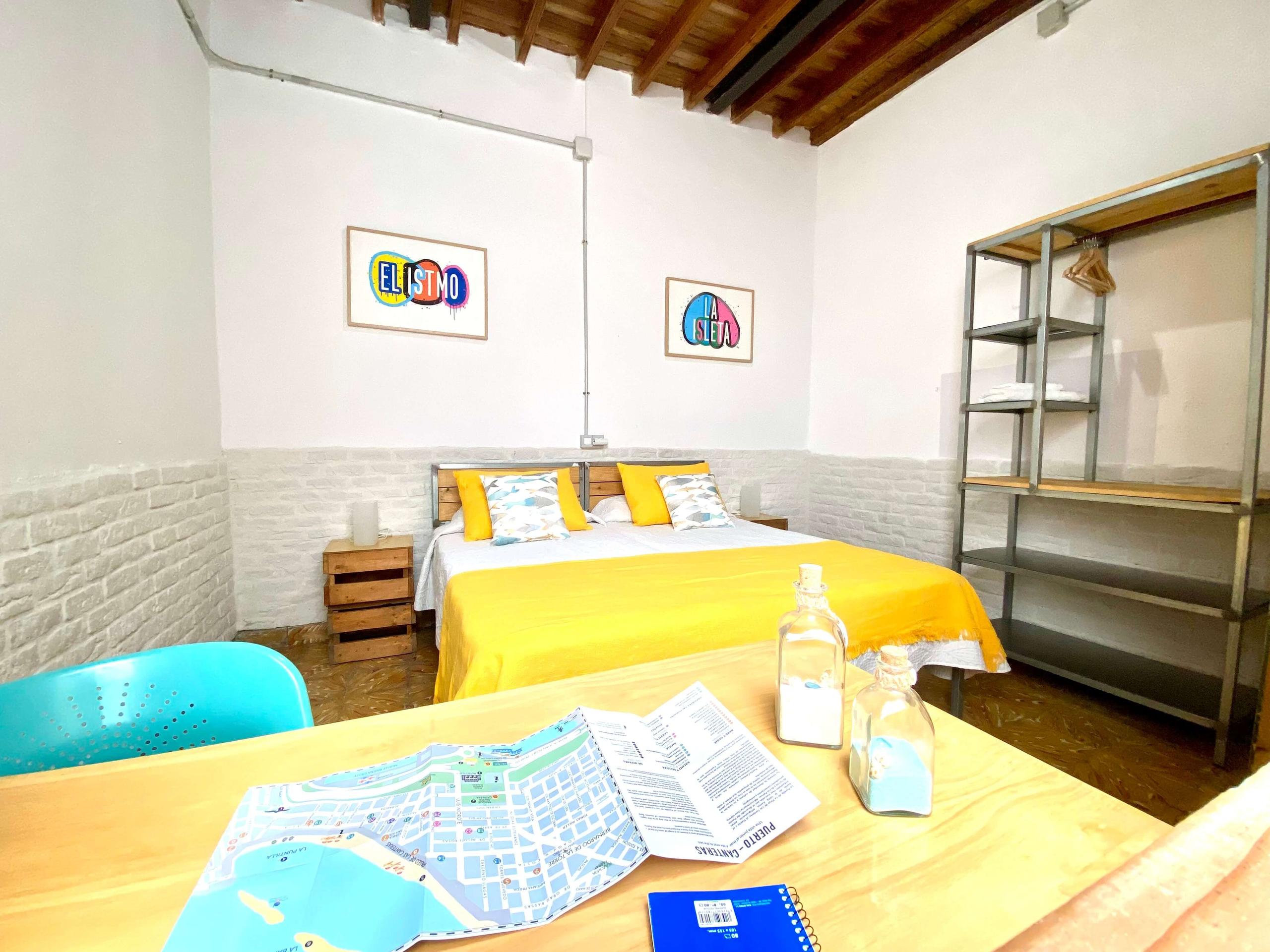 Bright and spacious double room with two beds, a work desk, Wi-Fi, and a wardrobe. Décor created by a Canarian artist. Handmade furniture with a focus on sustainability.