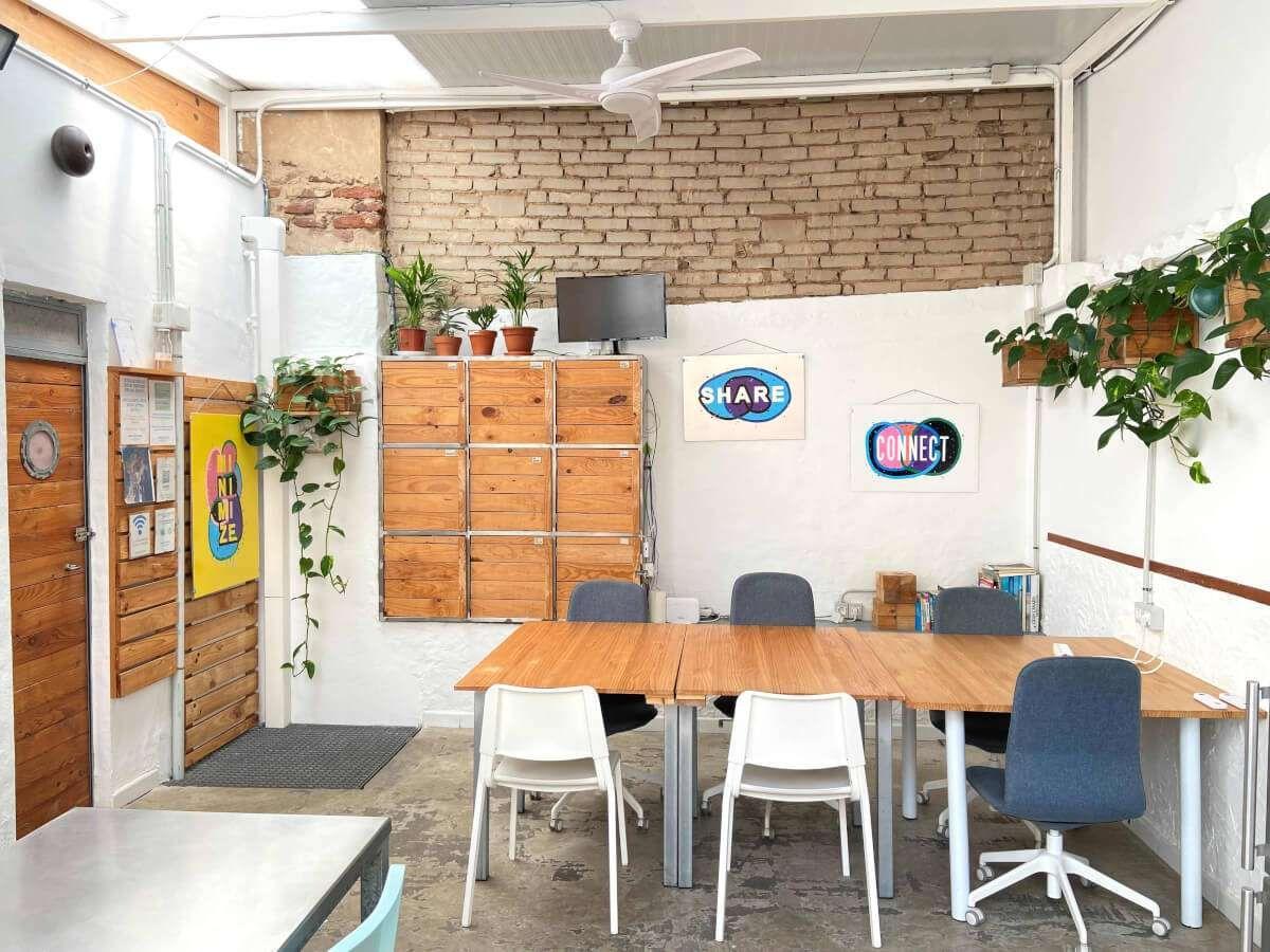 Coworking in EcoIsleta Coliving. Big Desk with ergonomic chairs to work. Plenty of plants and natural light to work remotely.