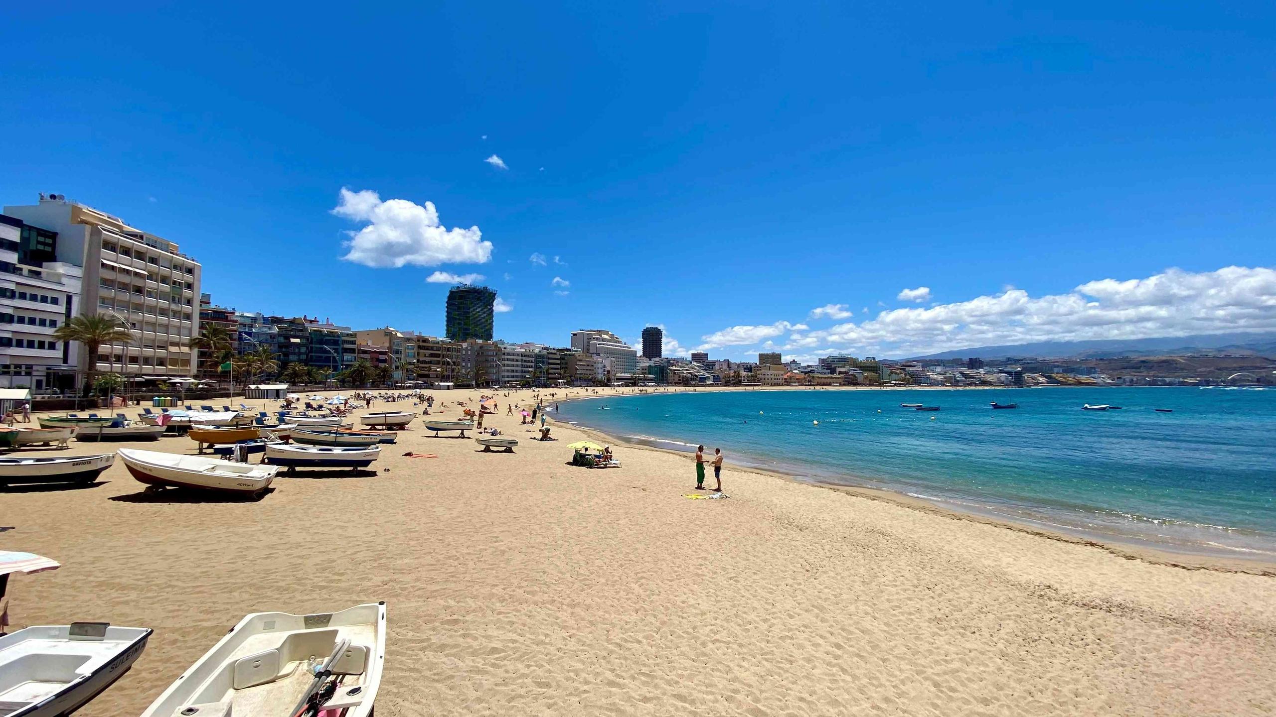 Playa de Las Canteras, Las Palmas de Gran Canaria. Sunny day in the Beach next to EcoIsleta Coliving