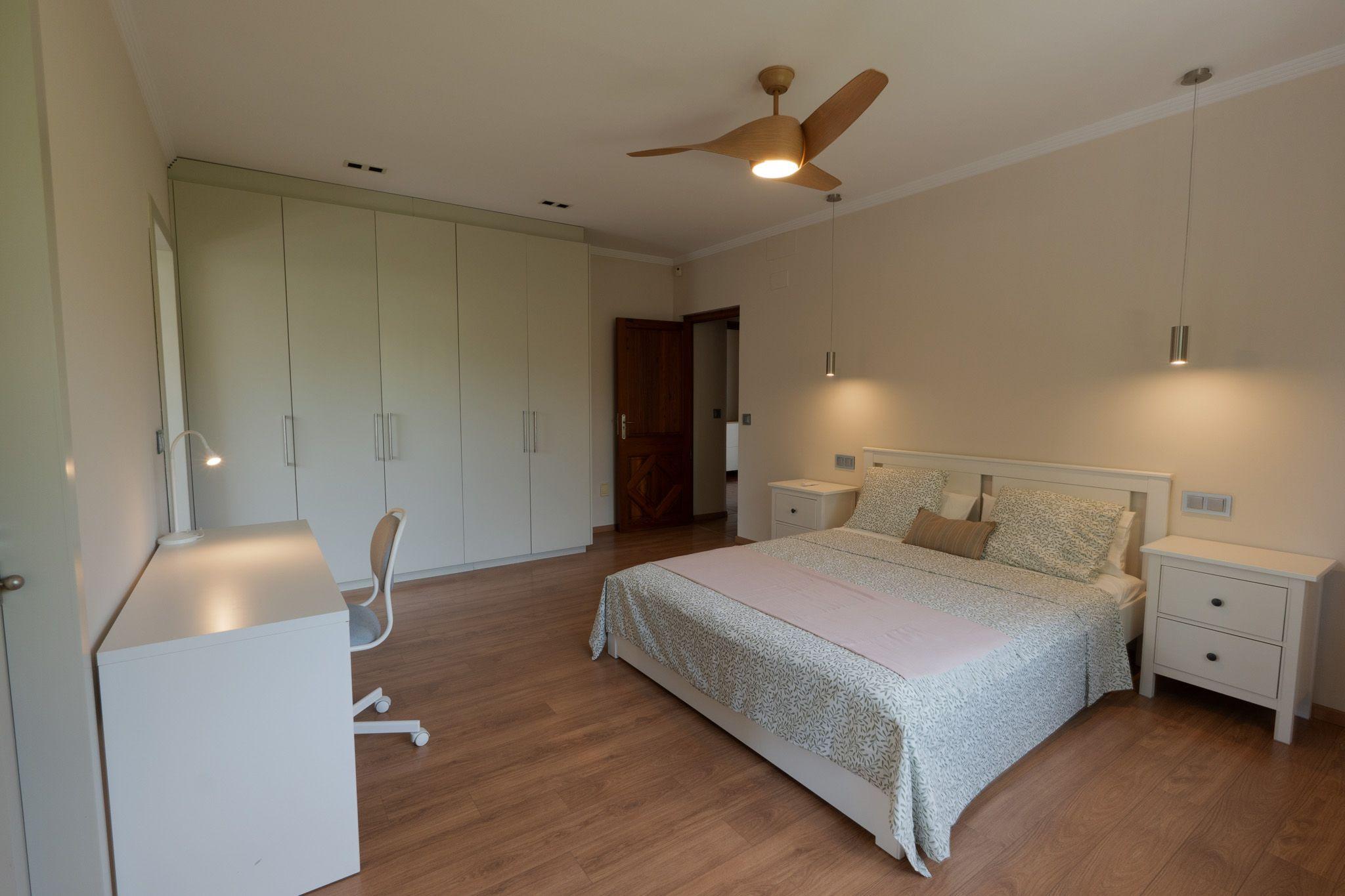 XL Kingston room with king-size bed, fitted wardrobes, private workspace and ceiling fan