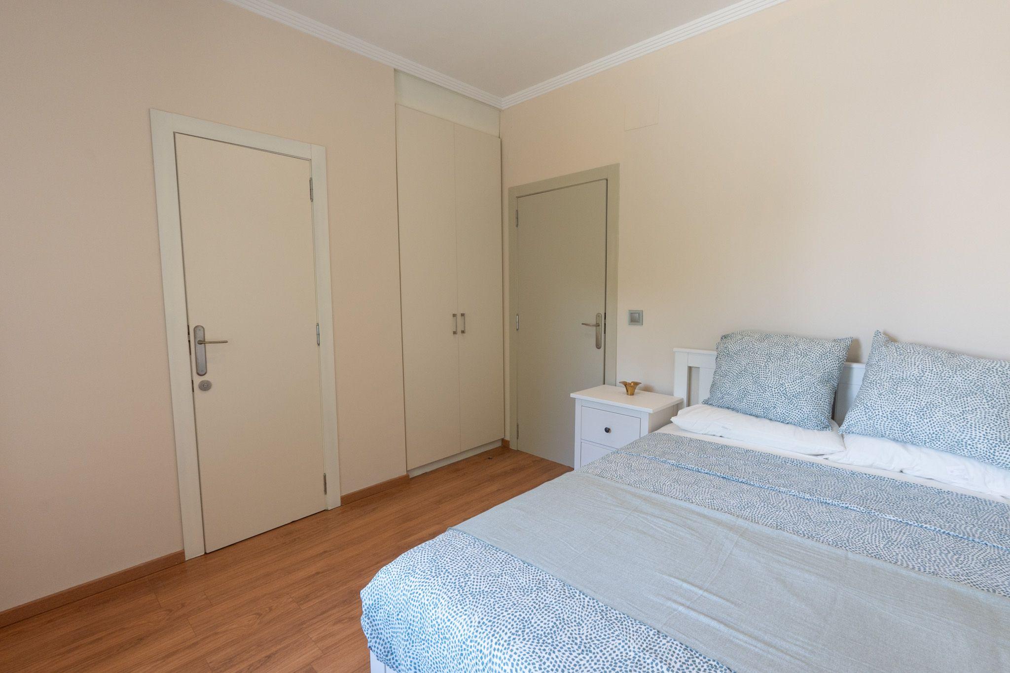 Medium Wimbledon room with queen-size bed and garden window