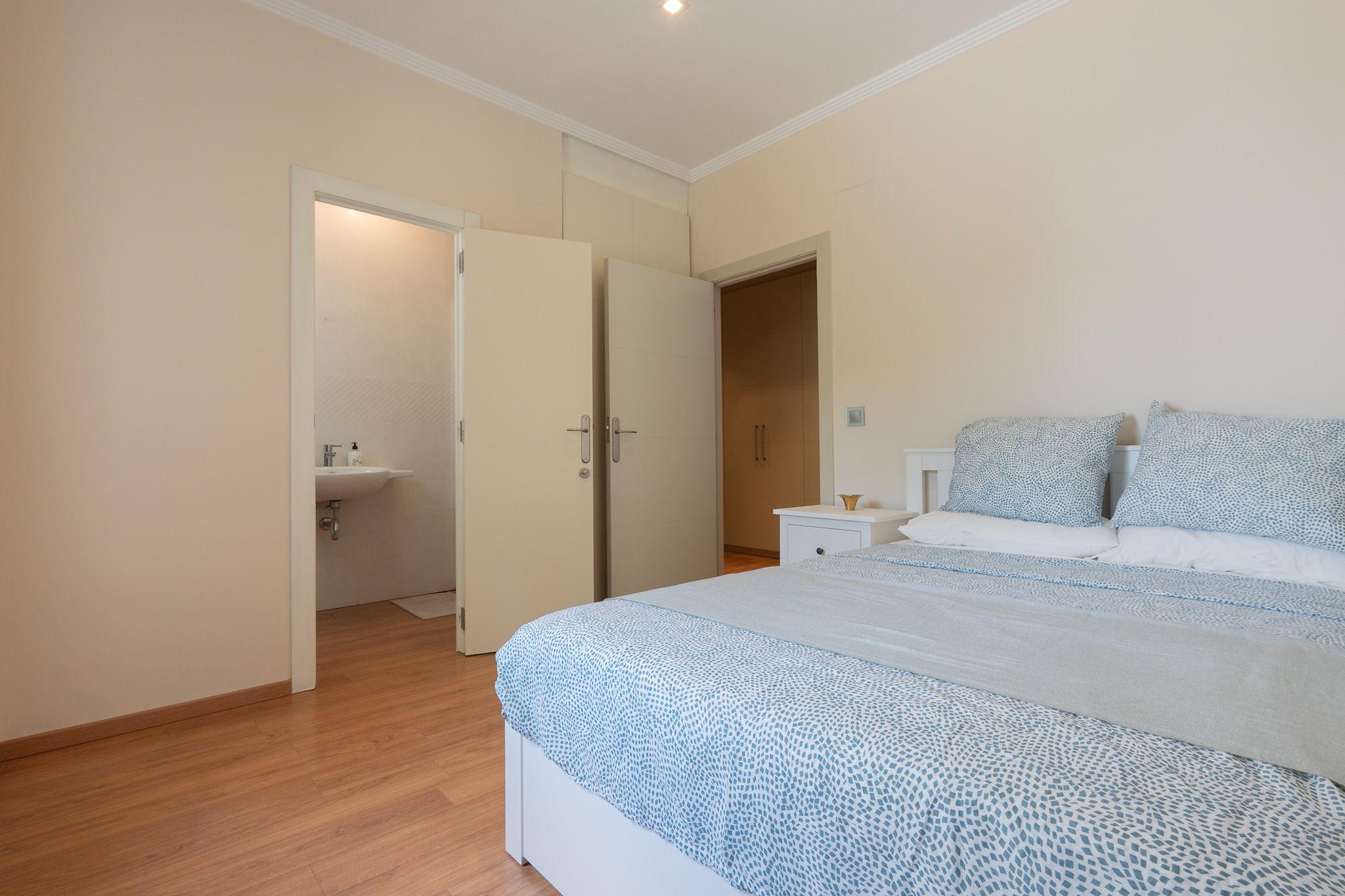 Medium Wimbledon room with queen-size bed showing ensuite bathroom door